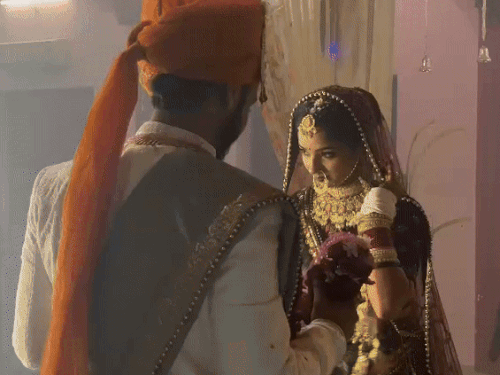 राजस्थान में हुई शादी के दौरान वरमाला के लिए स्टेज पर पहुंचे दूल्हा और दुल्हन। - Dainik Bhaskar