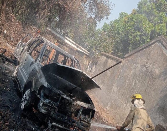 परीक्षा ड्यूटी पर थीं लेडी अफसर, कार में लगी आग: धमतरी अस्पताल के पास खड़ी सफारी जलकर राख,कोई हताहत नहीं, फायर ब्रिगेड ने पाया काबू - Dhamtari News