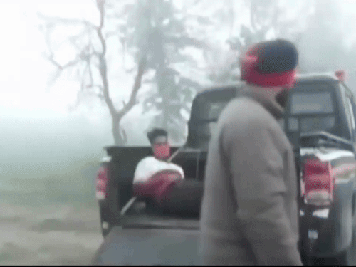 मुठभेड़ के बाद घायलों को पुलिस वैन में बैठा अस्पताल लेकर जाते हुए पुलिसकर्मी। - Dainik Bhaskar