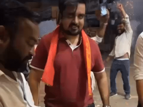 चंगोरा भाटा इलाके में चौक पर मेहुल ने केक काटकर बर्थडे सेलिब्रेट किया।