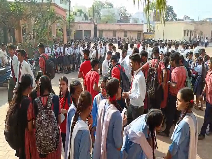 दुर्ग में एग्जाम से पहले ही परीक्षा केंद्र में बड़ी संख्या में स्टूडेंट्स पहुंच चुके थे।