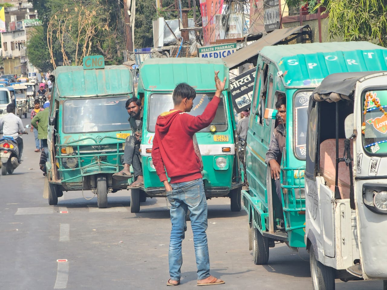 Terror of e-rickshaw drivers at KCC intersection | केकेसी तिराहे पर ई ...