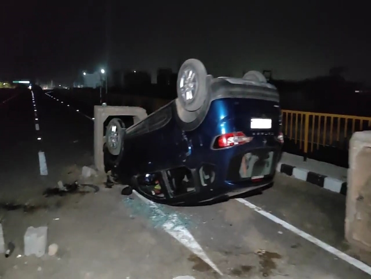 नेशनल हाईवे पर ब्लॉक से टकराई कार।