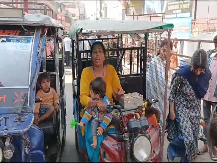 Female e-rickshaw driver created a ruckus