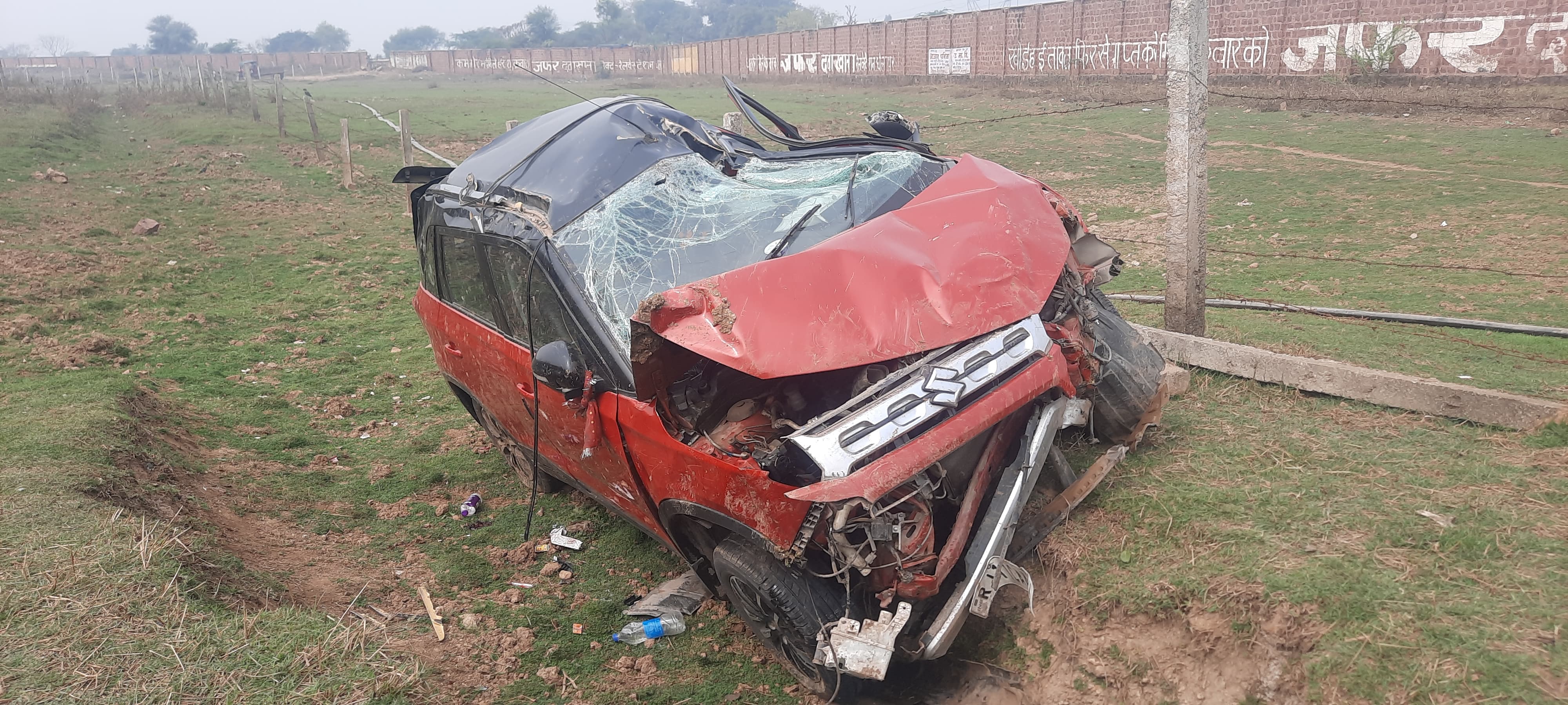 Car lost control and fell into a ditch at a turn on the highway, five ...