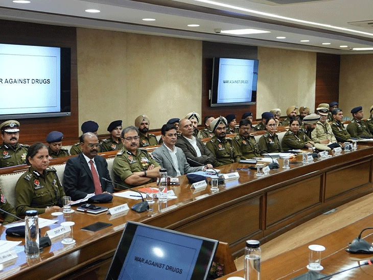 सीएम भगवंत मान पुलिस व प्रशसानिक अधिकारियों से मीटिंग करते हुए