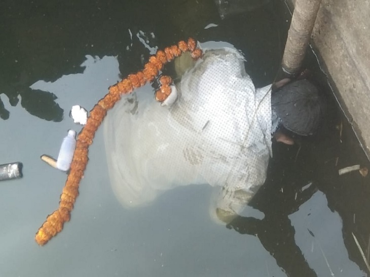 महमरा एनीकट में तैरता मिला युवक का शव - Dainik Bhaskar