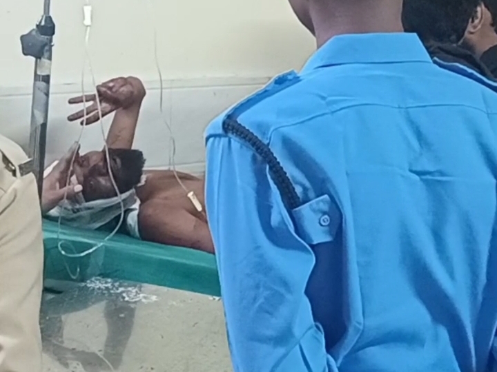 घायल को अस्पताल में भर्ती कराया गया है, जहां उसका इलाज जारी है।