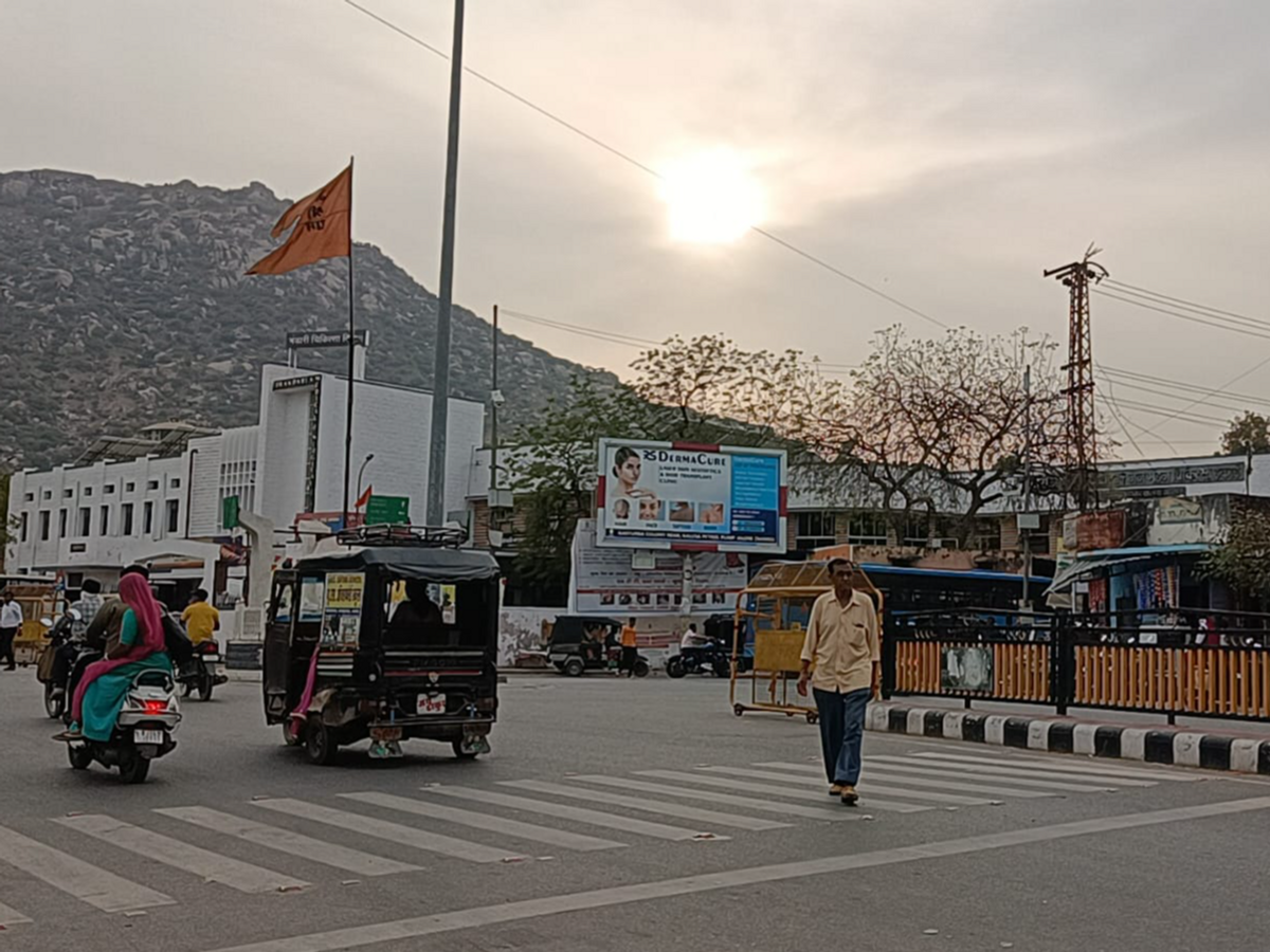 तस्वीर जालोर की है। यहां रविवार को दिनभर बादल छाए रहे।