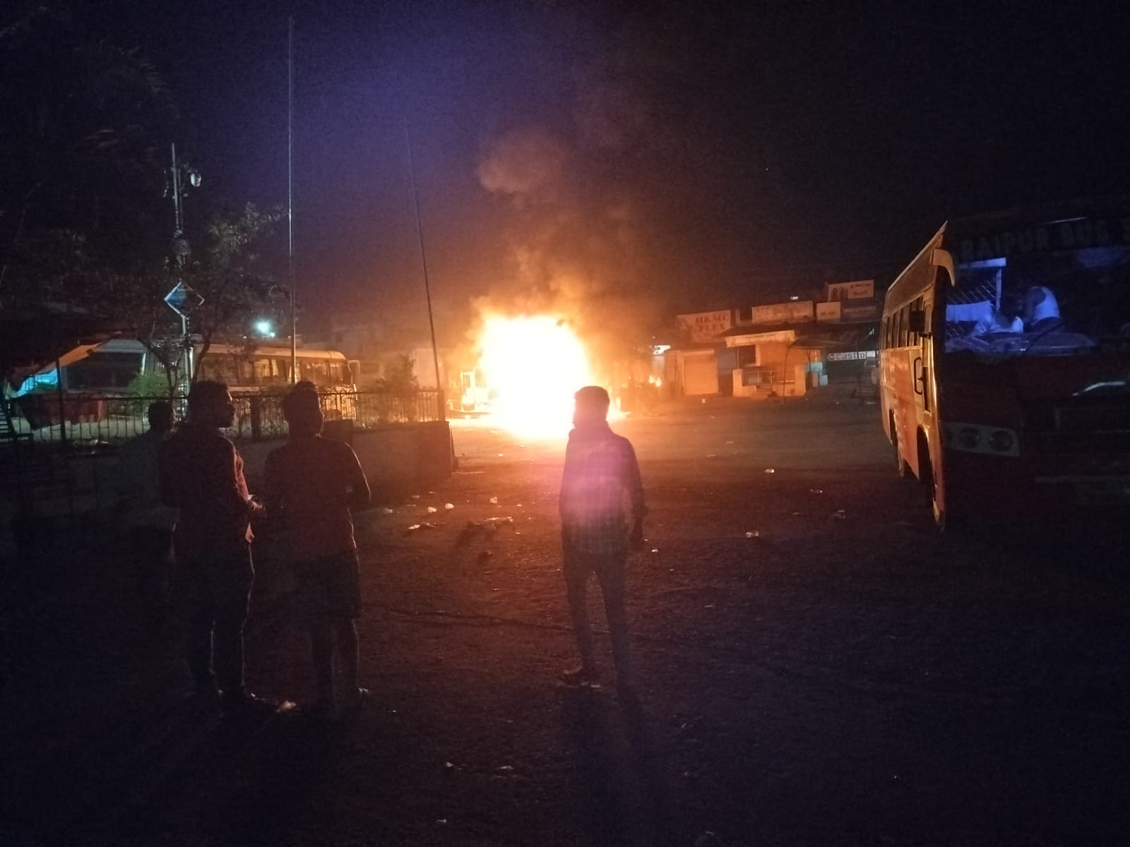 दुर्ग से बारात लेकर आई बस में अचानक आग लग गई।