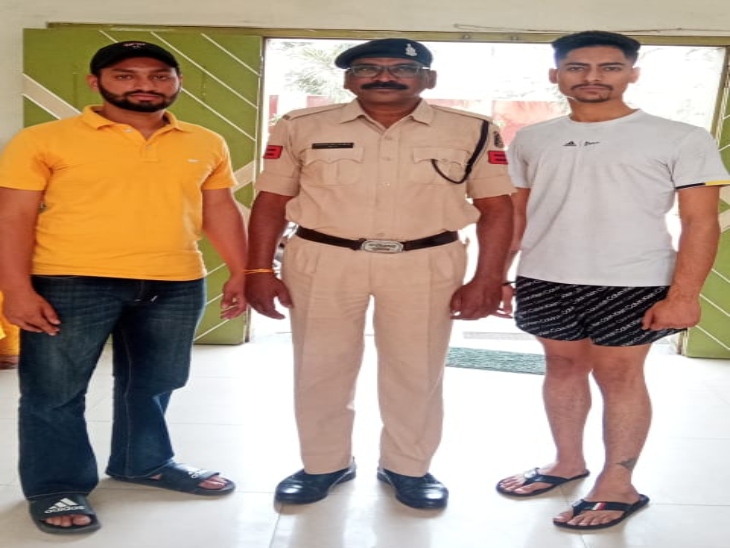 मामले में दो आरोपियों को हिरासत में लिया है जबकि अन्य की तलाश जारी है।