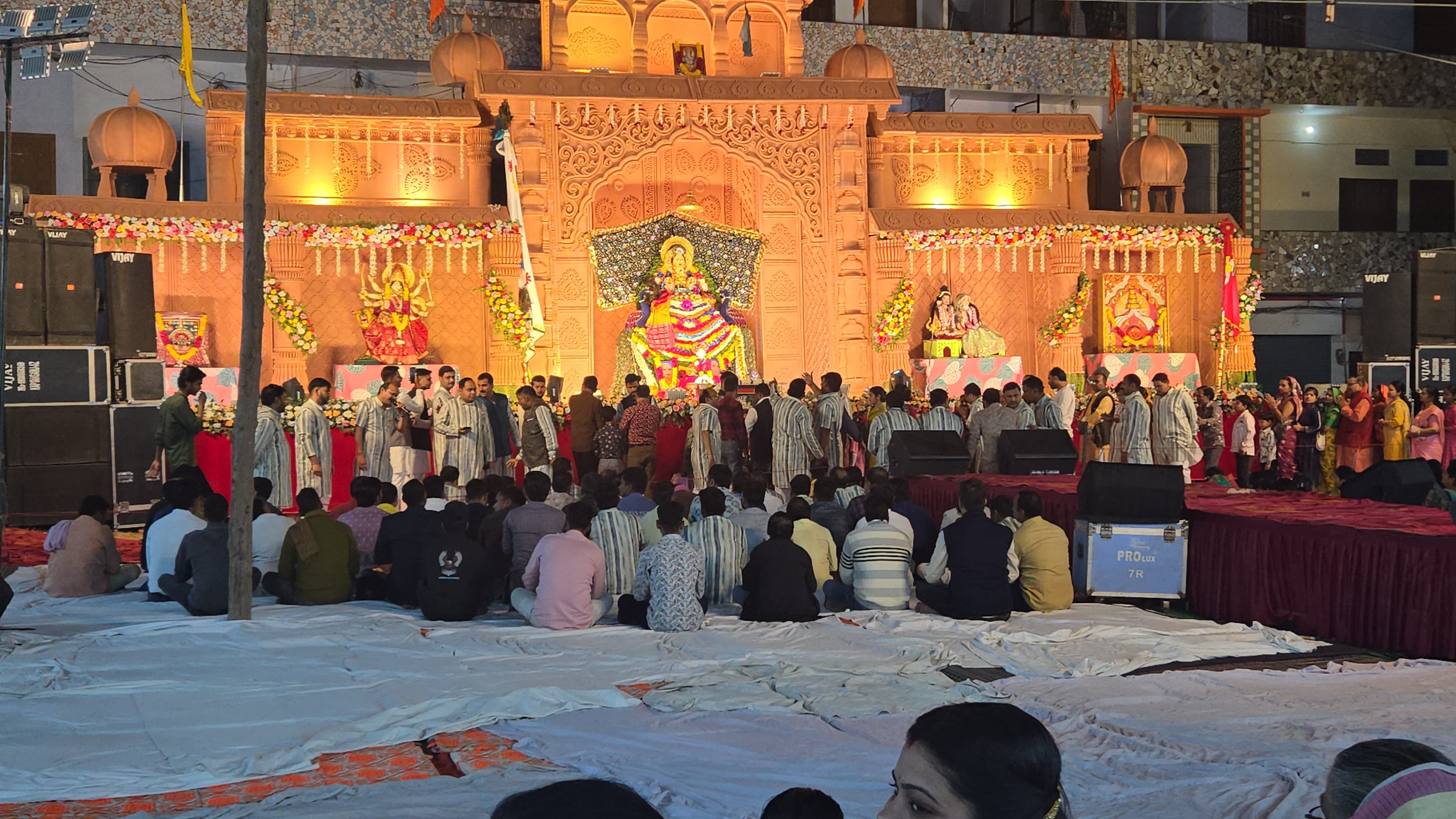 आजमगढ़ में श्री श्याम के भजन में जुटे भक्त।