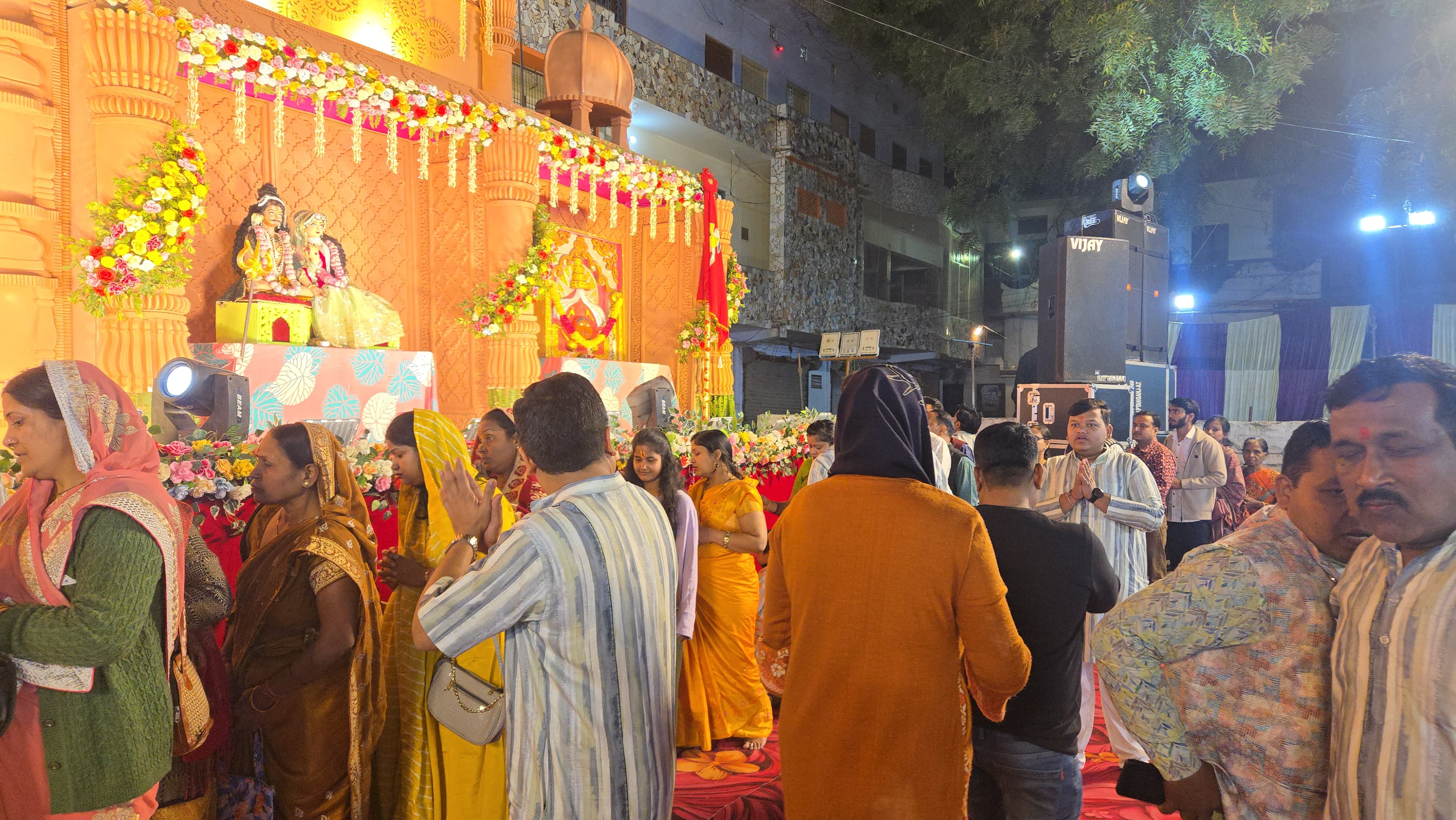आजमगढ़ में देर रात्रि तक भजन सुनते भक्त।