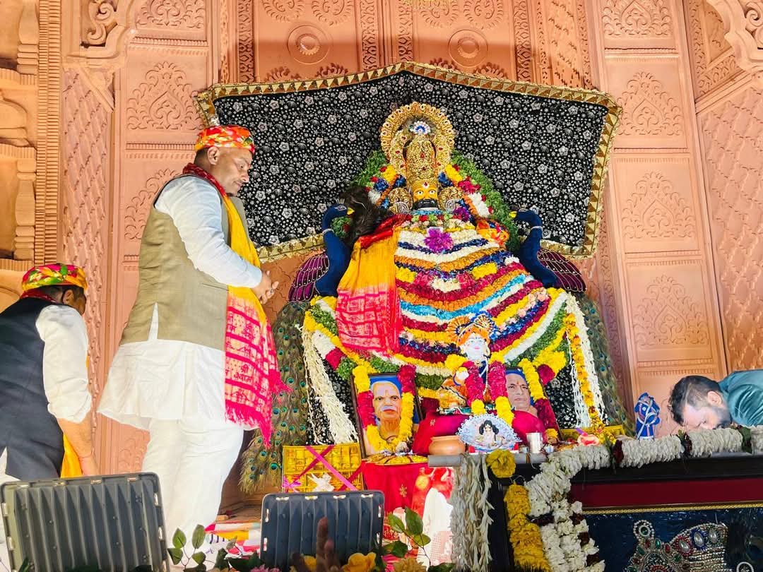 आजमगढ़ में श्री श्याम जी की पूजा करते भाजपा नेता अखिलेश मिश्रा गुड्डू।