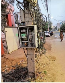 हादसों को न्योता दे रहे हैं विद्युत पोल पर लगे बॉक्स|जयपुर,Jaipur - Dainik Bhaskar