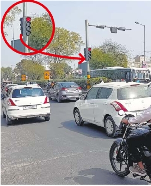 नियमों की अवहेलना; पता है कि गलत है, फिर भी लाल बत्ती में निकाल रहे वाहन|जयपुर,Jaipur - Dainik Bhaskar