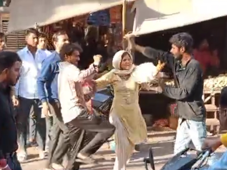 A molester was beaten up in the market for molestation, VIDEO | छेड़खानी पर  मनचले को सरेबाजार पीटा, VIDEO: हाथरस में आती-जाती महिलाओं पर कर रहा था  अभद्र टिप्पणी, युवती ने ...