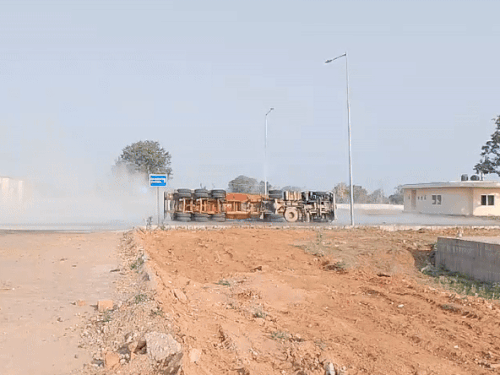 हादसे की सूचना के बाद दमकलकर्मी और हाईवे एंबुलेंस के कर्मचारी मौके पर पहुंचे।