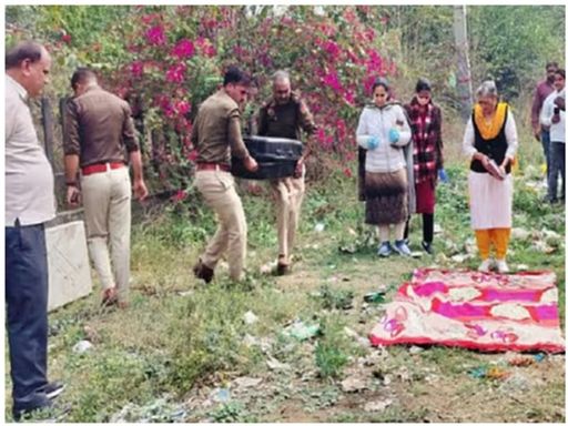 बस स्टैंड के पास मिले सूटकेस को उठाकर लाते पुलिसकर्मी।