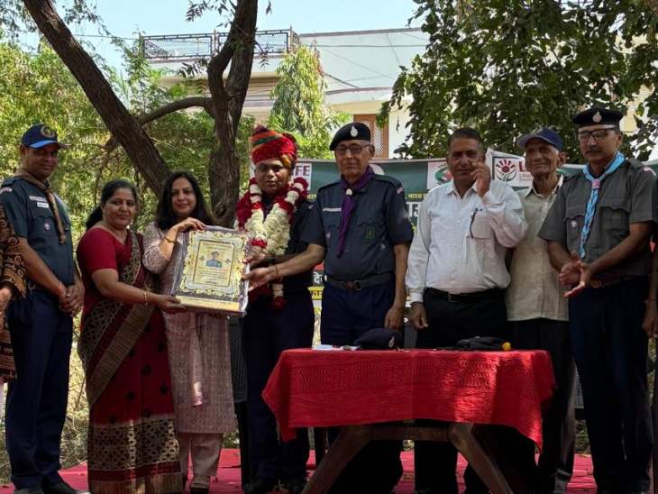 कार्यक्रम में राज्यपाल द्वारा सम्मानित एमआर वर्मा का विशेष सम्मान किया गया।