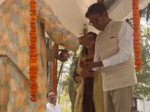 बजट पेश करने से पहले ओपी चौधरी ने अपने बंगले में पत्नी के साथ पूजा-अर्चना की।