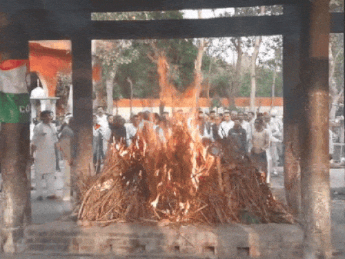 वैश्य कॉलेज रोड स्थित श्मशानघाट में किया गया हिमानी नरवाल का अंतिम संस्कार।