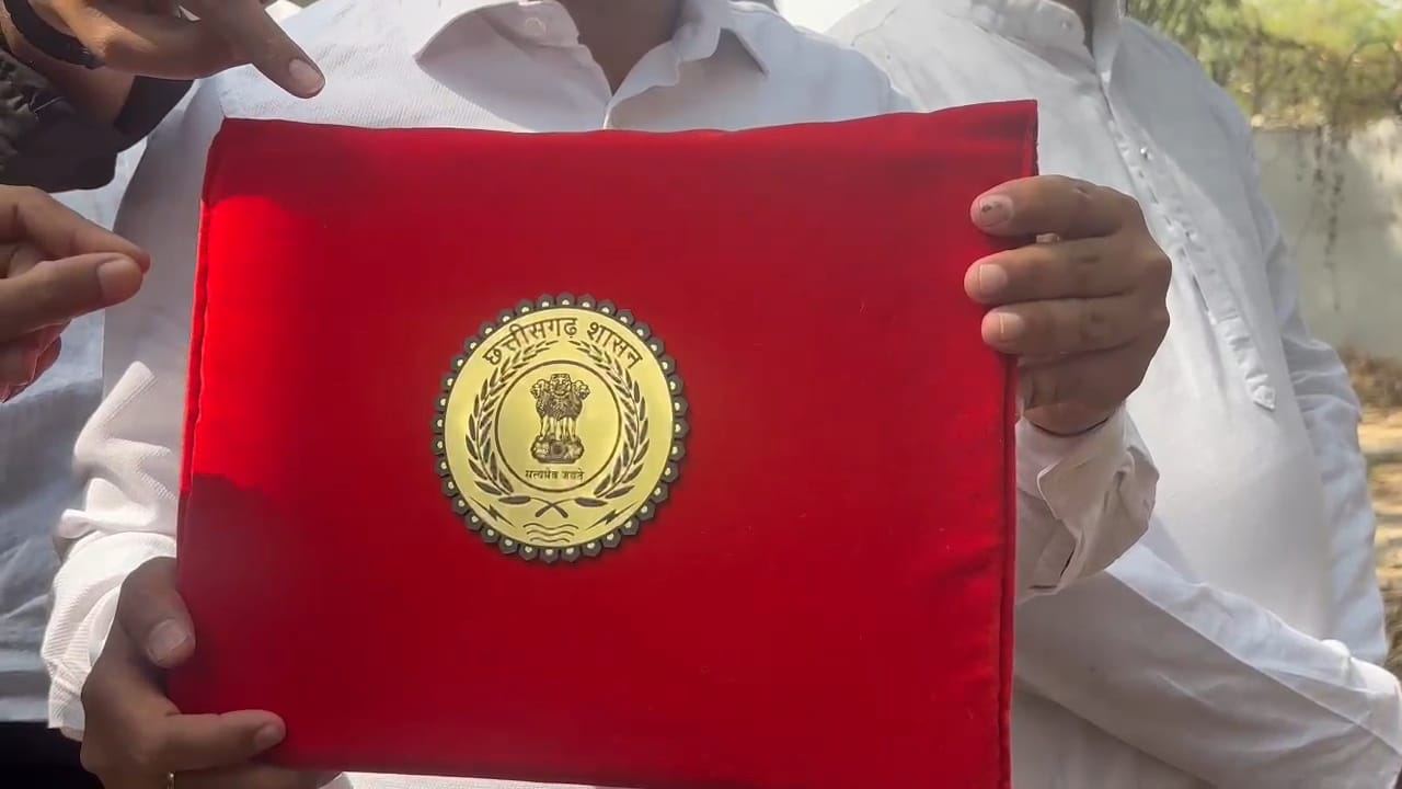 वित्त मंत्री ओपी चौधरी लाल कलर के मखमली बैग लेकर बंगले से छत्तीसगढ़ विधानसभा के लिए रवाना हो गए हैं।