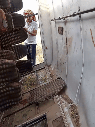 एक ग्रामीण ने यह वीडियो बनाया। बस में जगह-जगह खून के धब्बे नजर आए।