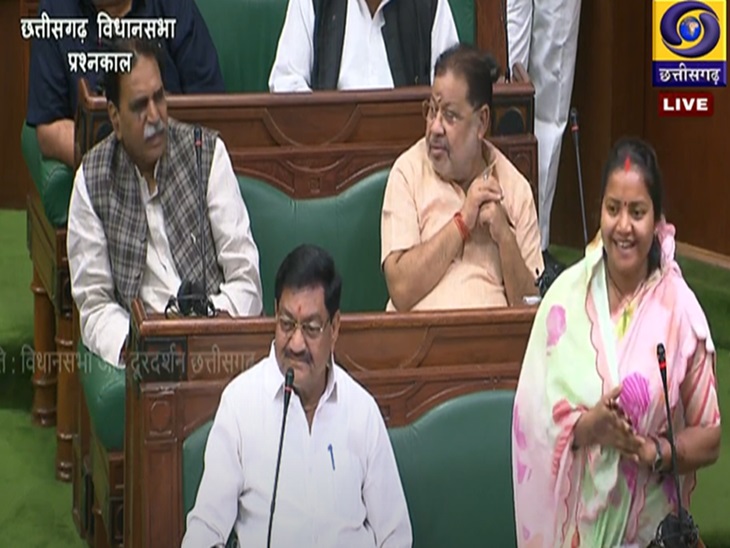 महतारी वंदन योजना पर पूछे गए सवालों में लक्ष्मी राजवाड़े घिरती हुई दिखाई दीं।