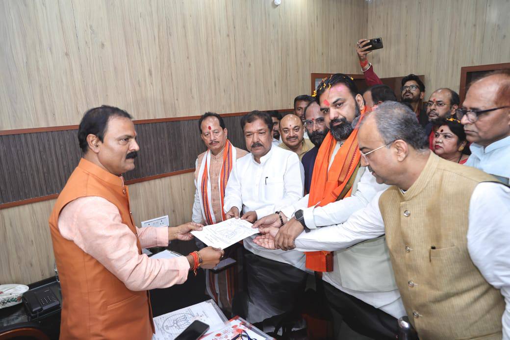 सोमवार को दिलीप जायसवाल ने नामांकन भरा था।