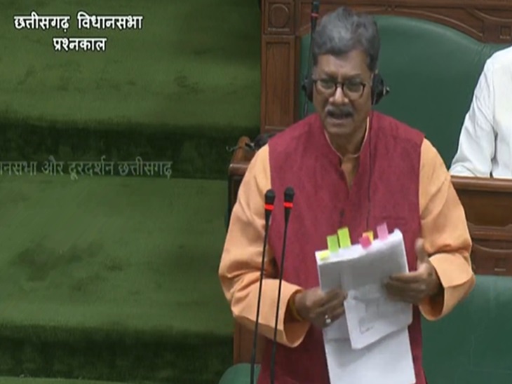 महंत को घेरते हुए मूणत ने कहा कि आप लोगों ने काम नहीं किया, ये सुनकर कांग्रेसियों ने मंत्री पद को लेकर हंसी मजाक शुरू कर दी।