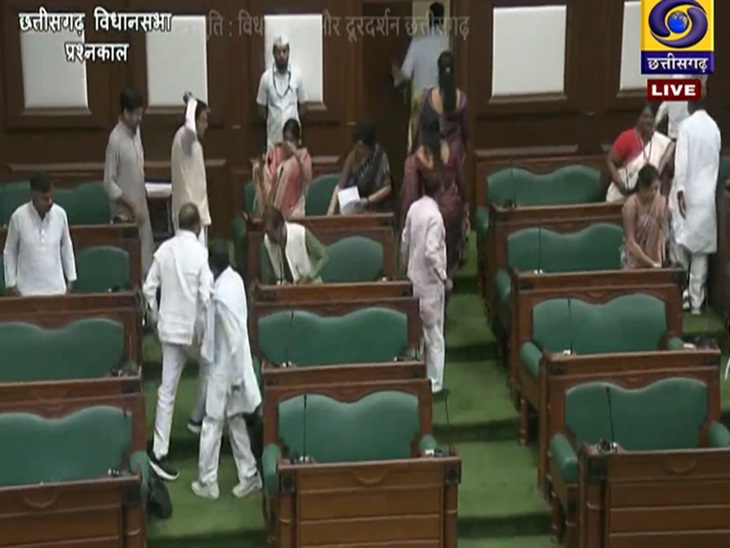 महिलाओं का अपमान नहीं करेंगे, भाजपा ने छलावा किया ऐसे नारे लगाते हुए कुछ देर के लिए कांग्रेसी विधायक बाहर चले गए।