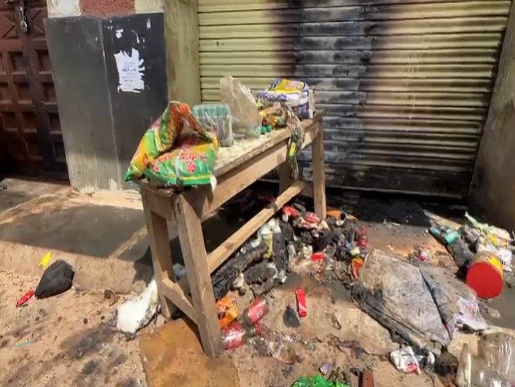 वह दुकान जहां लगाई गई आग