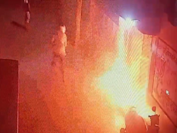 दुकान में आग लगाकर भागता आरोपी - Dainik Bhaskar