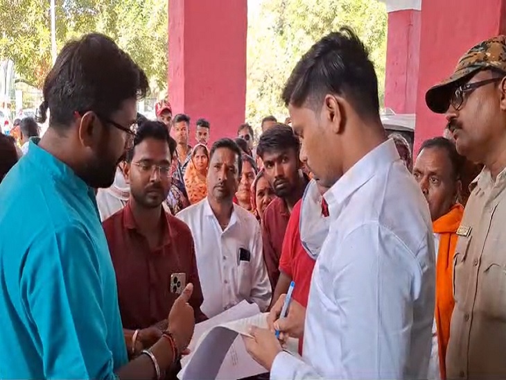 कलेक्टोरेट का घेराव करने पहुंचे ग्रामीण - Dainik Bhaskar