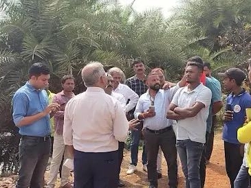 चर्च के बाहर हिंदू संगठनों ने किया विरोध