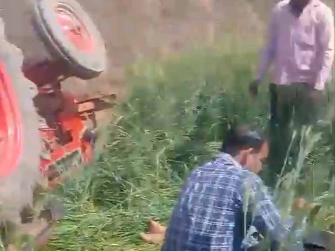 Tractor overturned in a pit, young man died after getting buried under ...