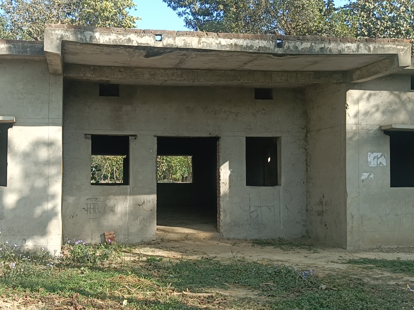 4 साल से अधूरा पड़ा भवन निर्माण।