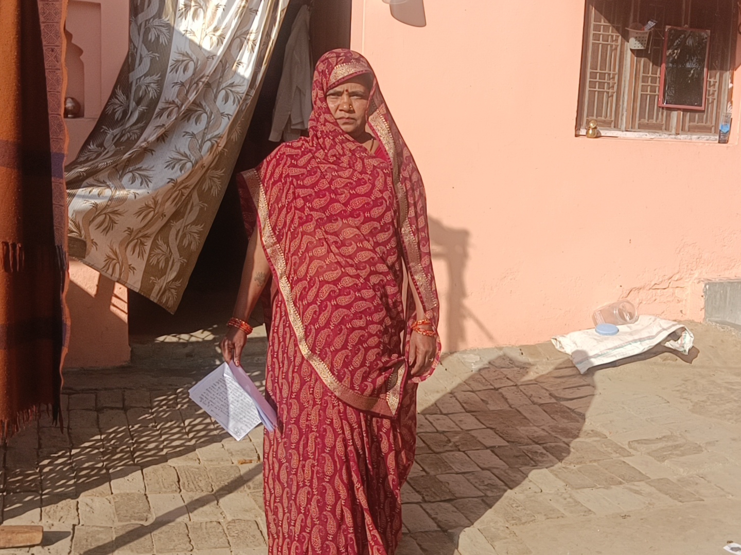 महिला प्रधान ने प्रशासनिक अड़चनों से परेशान होकर दिया इस्तीफा 2 हाटा तहसील में महिला प्रधान ने प्रशासनिक अड़चनों से परेशान होकर अपना इस्तीफा दे दिया है। - Dainik Bhaskar