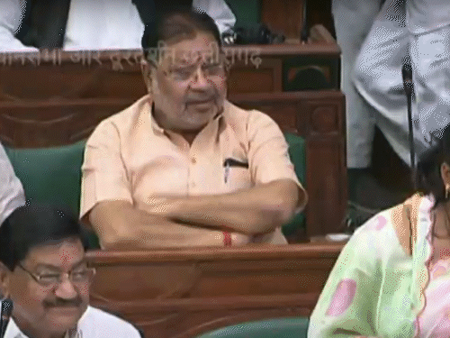 उमेश पटेल ने महतारी वंदन योजना के रुपए काटकर देने की बात कही। इसके बाद सदन में जमकर बवाल हुआ।