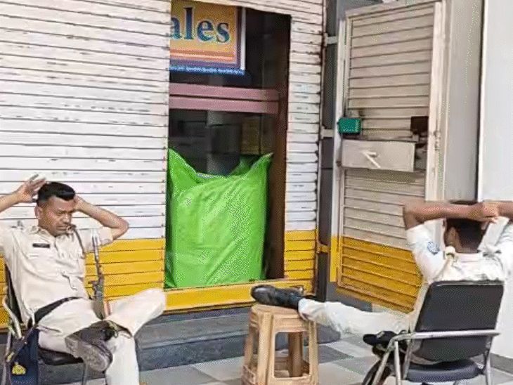 ਪੁਲਿਸ ਕਰਮਚਾਰੀ ਲੜਾਕੂ ਸਮੂਹ ਦੇ ਦਫਤਰਾਂ ਦੀ ਵਿਕਰੀ ਦੇ ਤੌਰ ਤੇ ਰਾਖੀ ਕਰ ਰਹੇ ਹਨ.