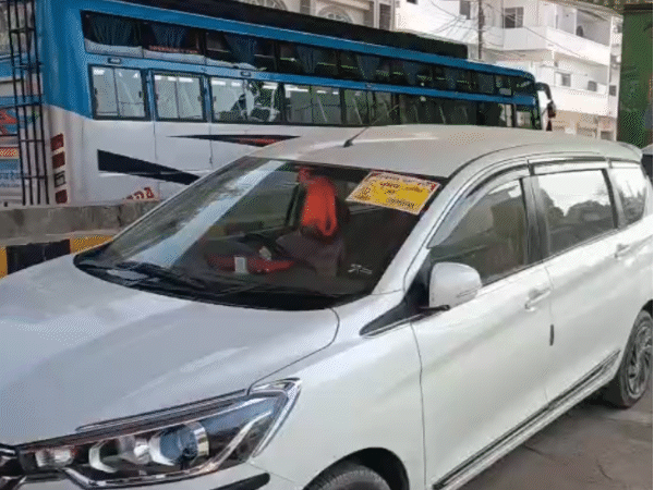 ਇਨਕਮ ਟੈਕਸ ਵਿਭਾਗ ਦੇ ਅਧਿਕਾਰੀ ਵਿਆਹ ਦੇ ਸਟਿੱਕਰ ਨਾਲ ਇੱਕ ਕਾਰ ਵਿੱਚ ਸੱਤਨਾ ਪਹੁੰਚੇ.