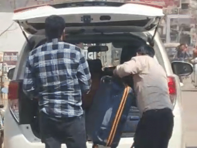 ਮਹਿਨਾ ਪਿੱਲਰ ਚੌਕ ਵਿਖੇ ਮਹਿਕਾਰਾਂ ਦਾ ਨਿਰਮਾਣ ਵੀ ਜੀਈ ਪਿੱਲਰ ਚੁਗਕੇ ਵਿਖੇ ਛਾਪਾ ਮਾਰਿਆ ਗਿਆ.