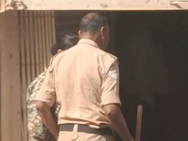 ਪੁਲਿਸ ਸਿਵਲ ਠੇਕੇਦਾਰ ਐਟੂਲ ਮਹਿਕਾਰਾਂ ਦੇ ਦਫ਼ਤਰ ਵਿਖੇ ਤਾਇਨਾਤ ਹੈ.