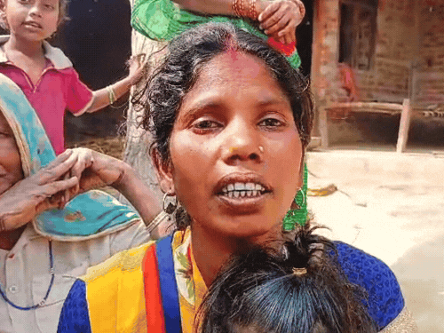 घराबाहेर पडल्यावर लचके तोडतात कुत्रे: यूपीतील बहराइच जिल्ह्यात शांतता, मुलांनी सोडली शाळा; काठ्या घेऊन घराबाहेर पडतात लोक गावातील मुलगी म्हणाली, "मी माझ्या मुलीसोबत पाणी आणायला आली होती." माझ्या समोरच कुत्र्यांनी तिला घेऊन गेले, पण लोकांनी वेळीच तिला वाचवले.