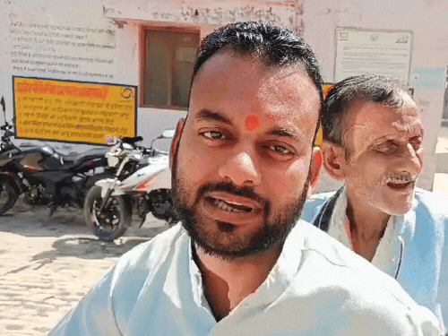घराबाहेर पडल्यावर लचके तोडतात कुत्रे: यूपीतील बहराइच जिल्ह्यात शांतता, मुलांनी सोडली शाळा; काठ्या घेऊन घराबाहेर पडतात लोक या गावातही ४ जणांवर कुत्र्यांनी हल्ला केला. कुत्र्यांबाबत ग्रामस्थांमध्ये भीतीचे वातावरण आहे.