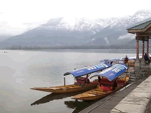 ਸ੍ਰੀਨਗਰ ਵਿੱਚ ਸਰਦੀਆਂ ਦੇ ਵਿਚਕਾਰ, ਸੈਲਾਨੀ ਡਾਲ ਝੀਲ ਵਿੱਚ ਸ਼ਿਕਾਰਾ ਦੀ ਸਵਾਰੀ ਦਾ ਅਨੰਦ ਲੈ ਰਹੇ ਹਨ.