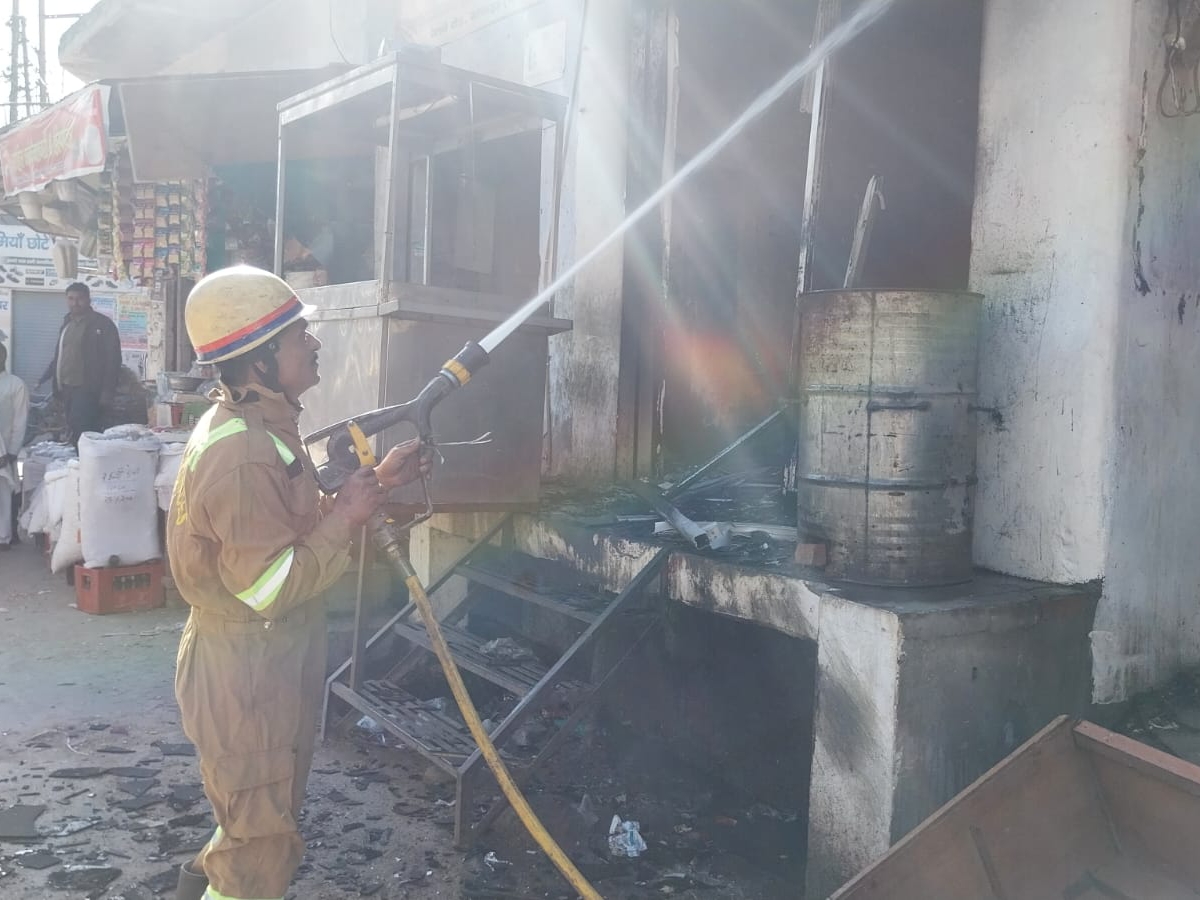 A shop caught fire due to a gas leak in Baghpat