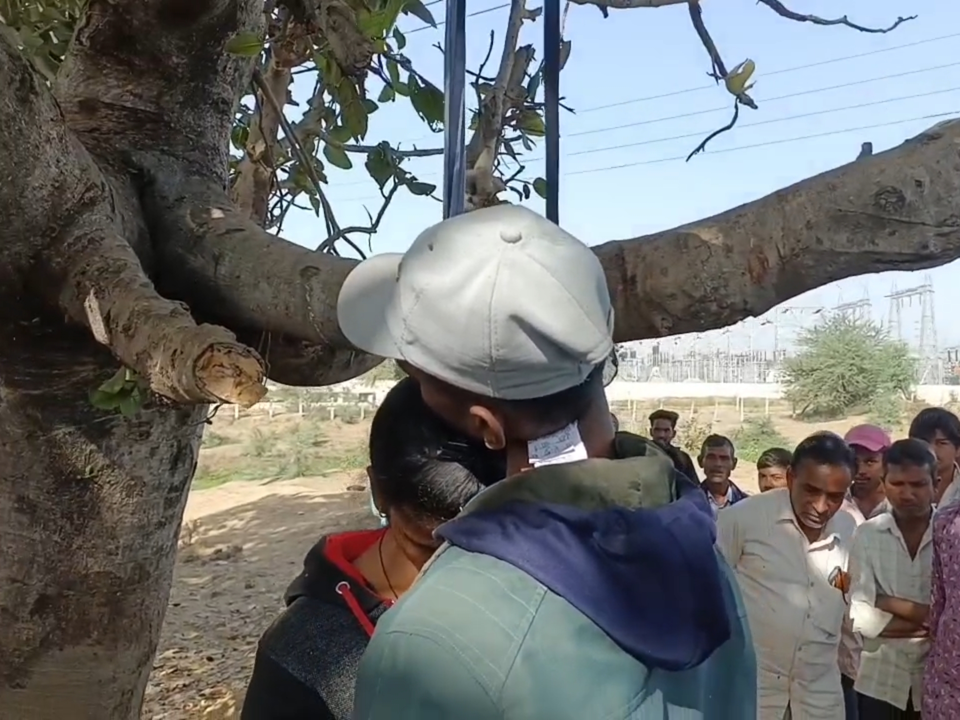 लड़के के गले से एक सुसाइड नोट मिला है।