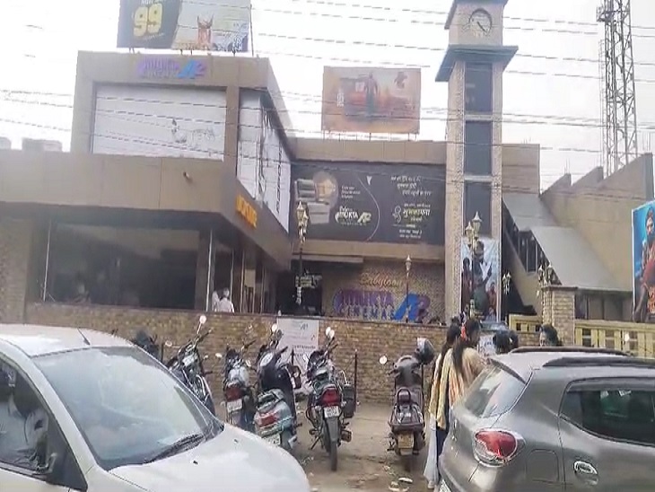 पुष्पा मूवी के चलते हाउस फुल चल रही थी टॉकीज